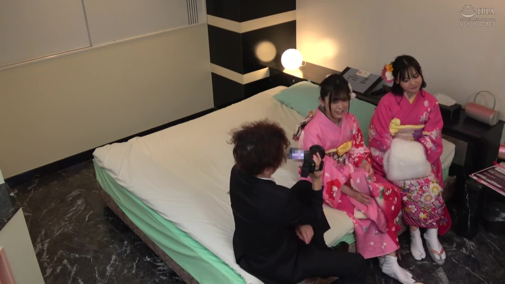 一般男女監控AV 在二次會結束後趕回末班車時進行突擊交涉！在成人禮上重逢的男女朋友挑戰中出10萬日圓的激烈任務！兩名微醉的女大學生和同學男生在旅館裡進行哈雷姆逆三P連續射精性愛直到早晨！充滿性慾的年輕人生中第一次的中出亂交只有一次機會… - AV大平台 - 中文字幕，成人影片，AV，國產，線上看