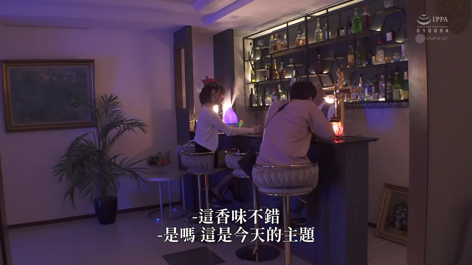 In a bar in Ginza, a beautiful woman wearing black stockings shows off her beautiful legs, tempting men to pick up on her in reverse. She makes men ejaculate multiple times with steaming foot massage and crab kicks, showing her genius-level sex skills. Akane Mitani - AV大平台-Chinese Subtitles, Adult Films, AV, China, Online Streaming