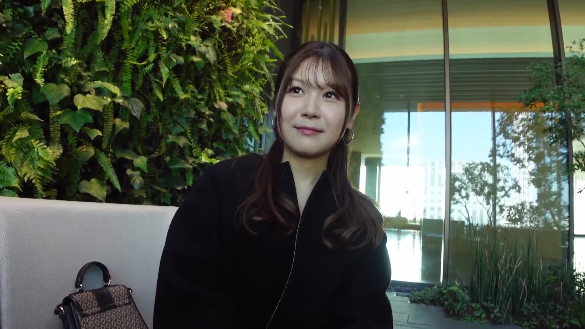 豪华电视1830的梦，25岁，是一位拥有F罩杯的美女，在银座的饰品店工作。平时优雅沉稳的她，却在镜头前暴露胸部，抿紧嘴唇，轻轻地开始了乳交。她那湿润的乳沟里挑逗的画面，既有理智，也有羞耻，如此真实而性感。被注视的快感，以及每次被触碰胸部时产生的快感，在她内心悄悄蔓延。 - AV大平台-中文字幕,成人影片,AV,国产,线上看