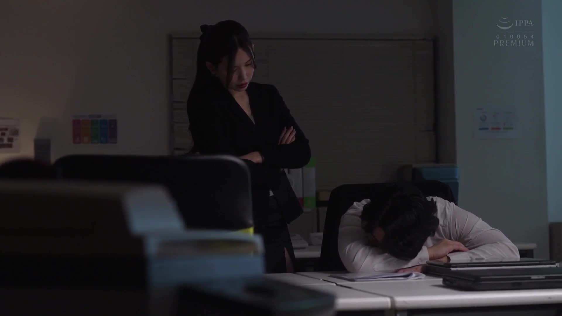 不断以支配姿态出现的女上司津萌小姐用无裤丝袜足交，每天都在我的潮湿脚下射精管理。 明里津萌 - AV大平台-中文字幕,成人影片,AV,国产,线上看