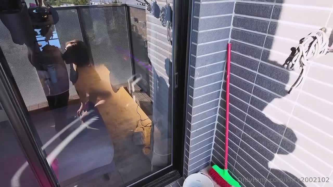 I&#039;m looking for someone to install a water heater. The technician says it&#039;s free, you can use your body... There&#039;s a kindergarten next door. Her big ass is dangling, her pussy visible. - AV大平台-Chinese Subtitles, Adult Films, AV, China, Online Streaming