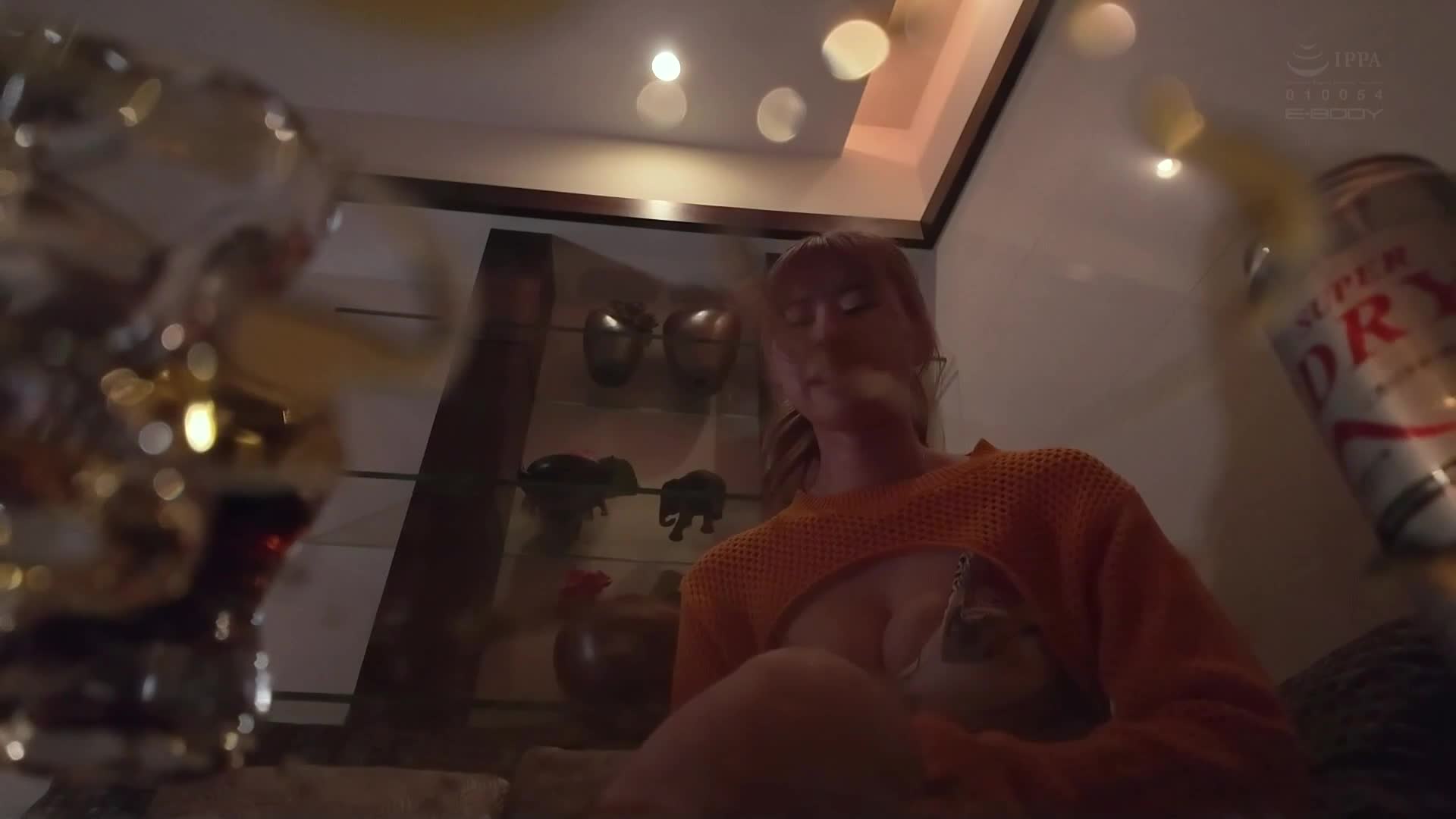 和女孩一起喝酒很有趣，她們會變得很色情！Jcup完美身材的痴女在喝醉的情況下毫不留情地讓M男高潮不斷的逆向誘惑是一種酒後續攻。清宮仁愛 - AV大平台 - 中文字幕，成人影片，AV，國產，線上看