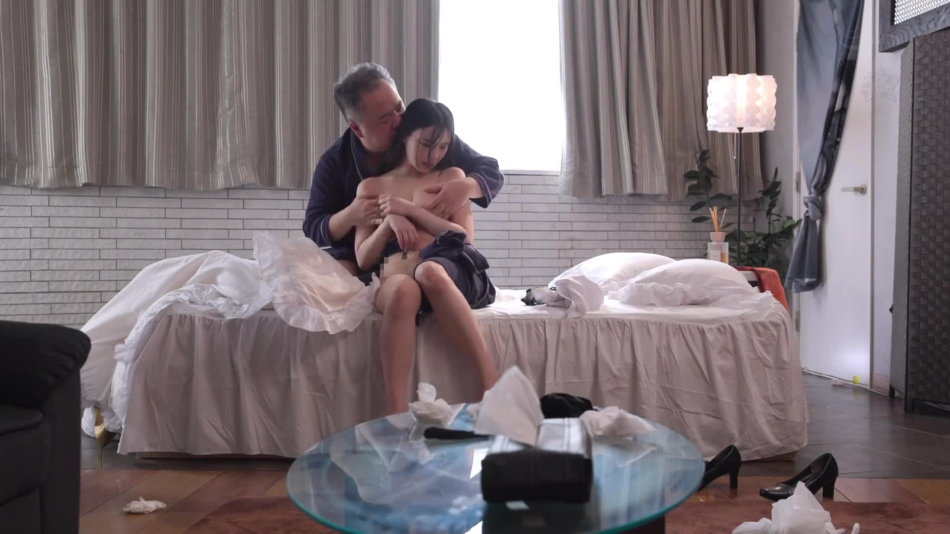 出差期间中遇上集中豪雨，更糟糕的是在讨厌的上司面前竟然喝醉了…突然被安排同房，一整夜都在浓厚的口水和汗水中进行激烈的性交，贪婪地互相满足。黑岛玲衣 - AV大平台-中文字幕,成人影片,AV,国产,线上看