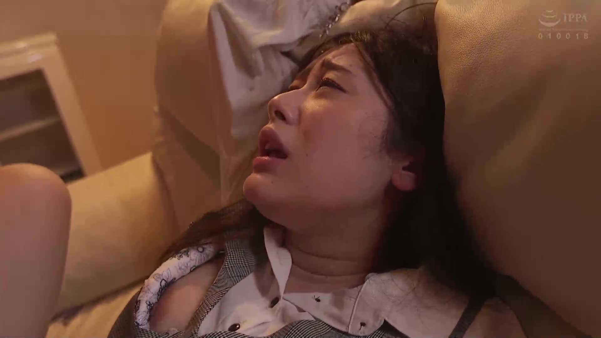 在SNS上找到失踪少女后施予蛊药，让她深陷性爱淫荡的漩涡，将她培养成无止境的肉便器，直至硬梆梆的阴茎得到满足。 -白石渚 - AV大平台-中文字幕,成人影片,AV,国产,线上看
