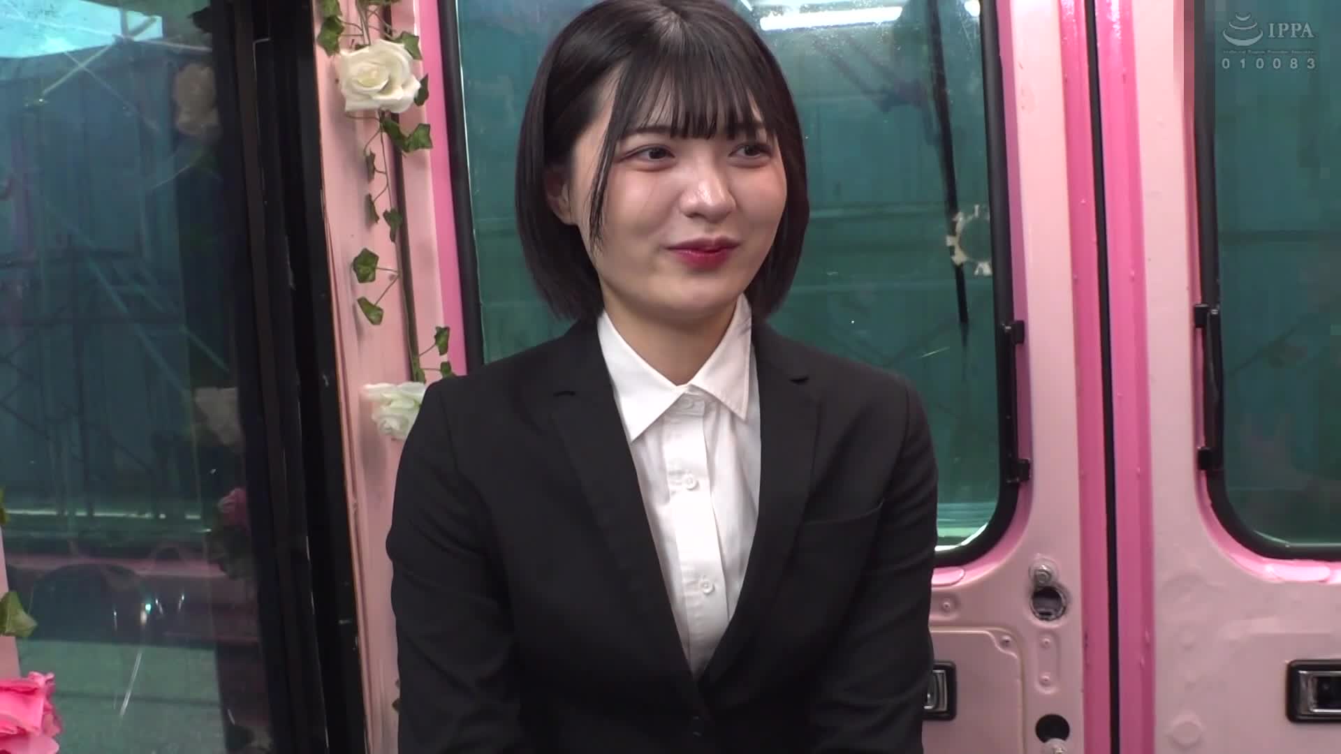 一般男女监控AV×魔术镜便合作企划，针对寻求大型企业内定的求职女大学生进行口交面试！在质疑回答中，因大量口内射精而无法说话，精液四处流出！在激烈的面试中，将巨大阴茎插入激动的JD阴道，进行精液满溢的性爱！所有人都内射... - AV大平台-中文字幕,成人影片,AV,国产,线上看