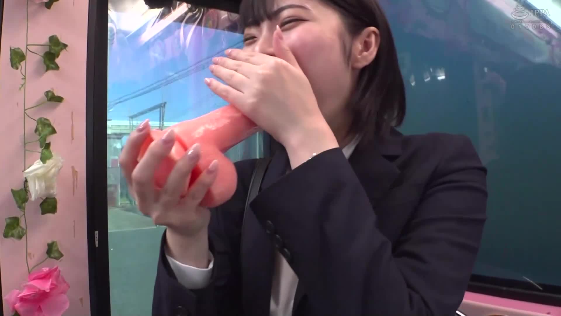 一般男女监控AV×魔术镜便合作企划，针对寻求大型企业内定的求职女大学生进行口交面试！在质疑回答中，因大量口内射精而无法说话，精液四处流出！在激烈的面试中，将巨大阴茎插入激动的JD阴道，进行精液满溢的性爱！所有人都内射... - AV大平台-中文字幕,成人影片,AV,国产,线上看