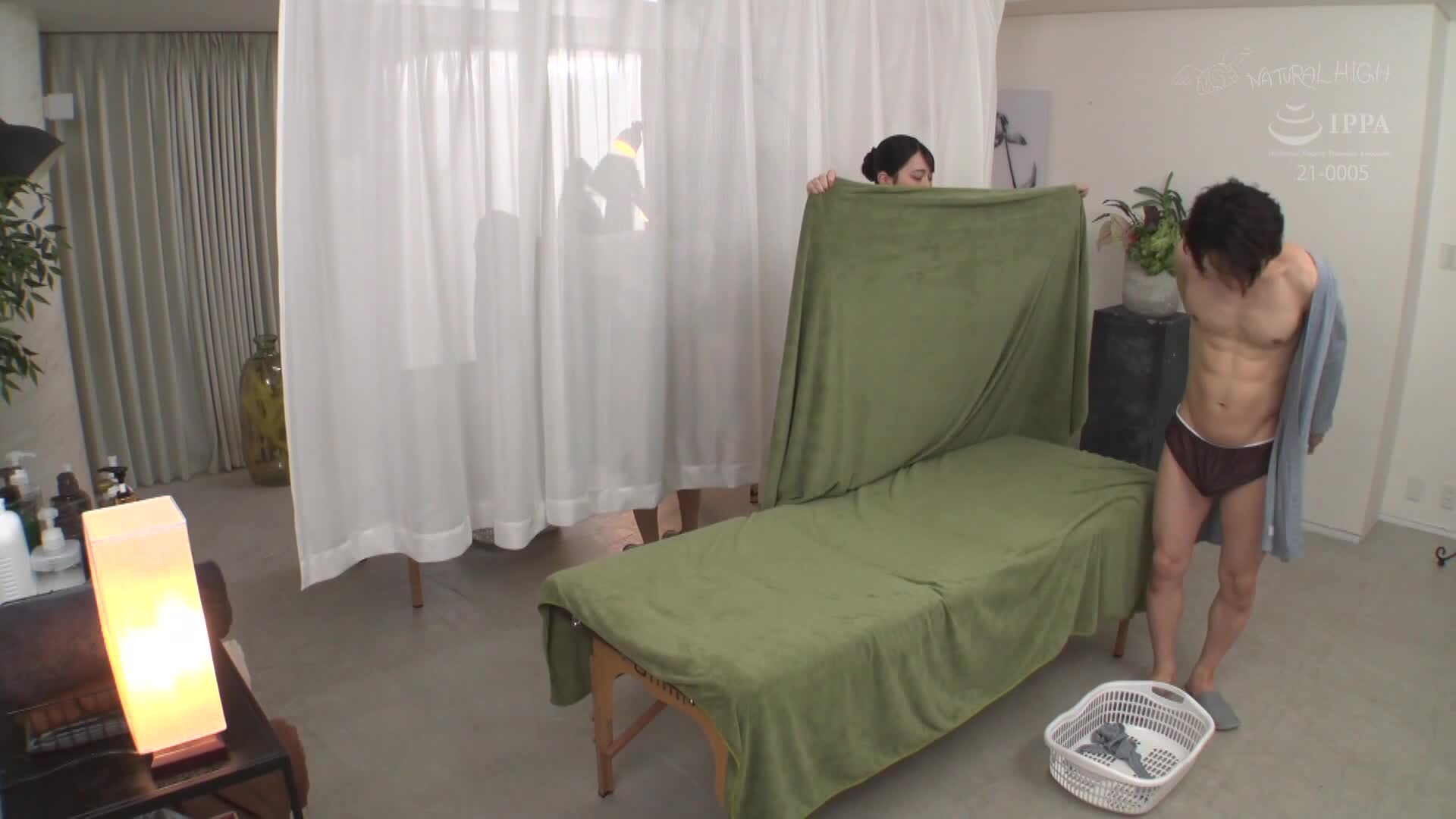 在妻子就在附近的情况下，乳头只有1公分！如果一位美女治疗师对你做乳头六九式，你能忍住不舔吗？ - AV大平台-中文字幕,成人影片,AV,国产,线上看