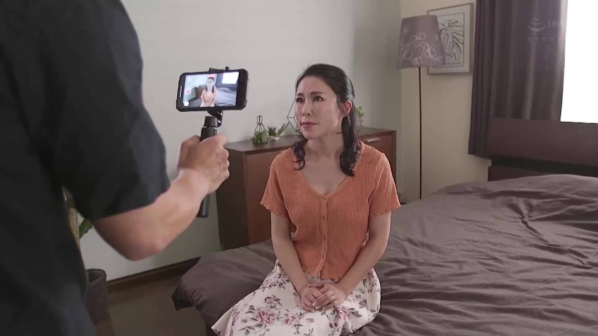 自拍NTR 从亲友误发送的「自拍影片」中，出现的对象竟然是我的母亲。水野优香 - AV大平台-中文字幕,成人影片,AV,国产,线上看