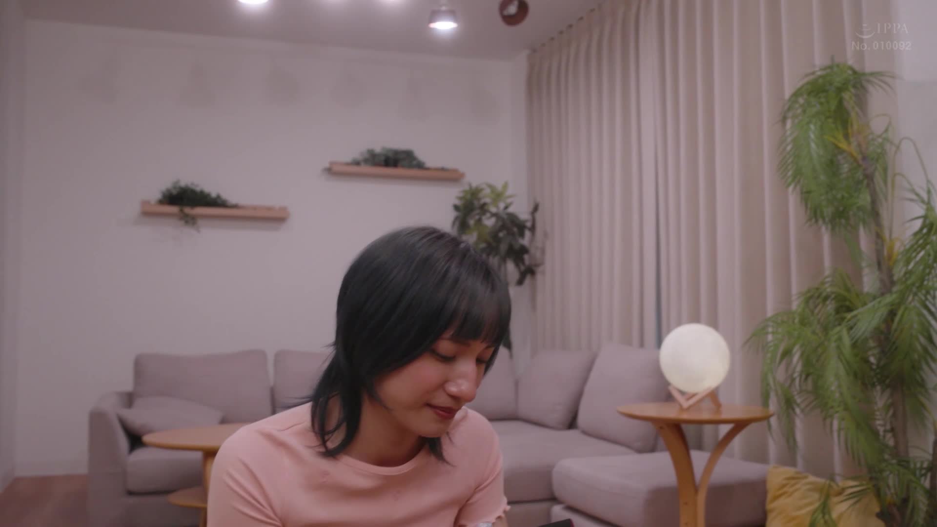 哇！ ？从上面掉下来的是胸部！ ？ ？在双层床上挤出的巨乳，一边揉捏一边培养爱的夜晚女同性恋活动 谷梓和二宫和香 - AV大平台-中文字幕,成人影片,AV,国产,线上看