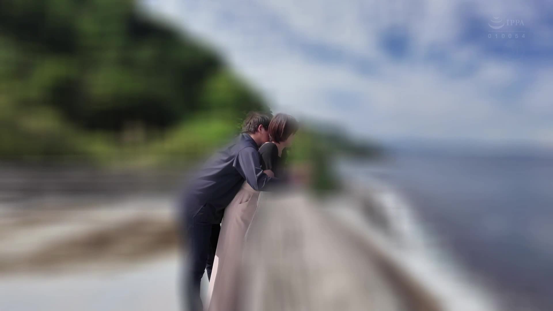 庆祝出道十周年纪念，全力以赴地享受这个永远不会再来的时刻。沉浸在肉欲中的「蓝」色海洋，将向井蓝完全暴露在一场为期一晚两天的无节制中出旅行中。 - AV大平台-中文字幕,成人影片,AV,国产,线上看