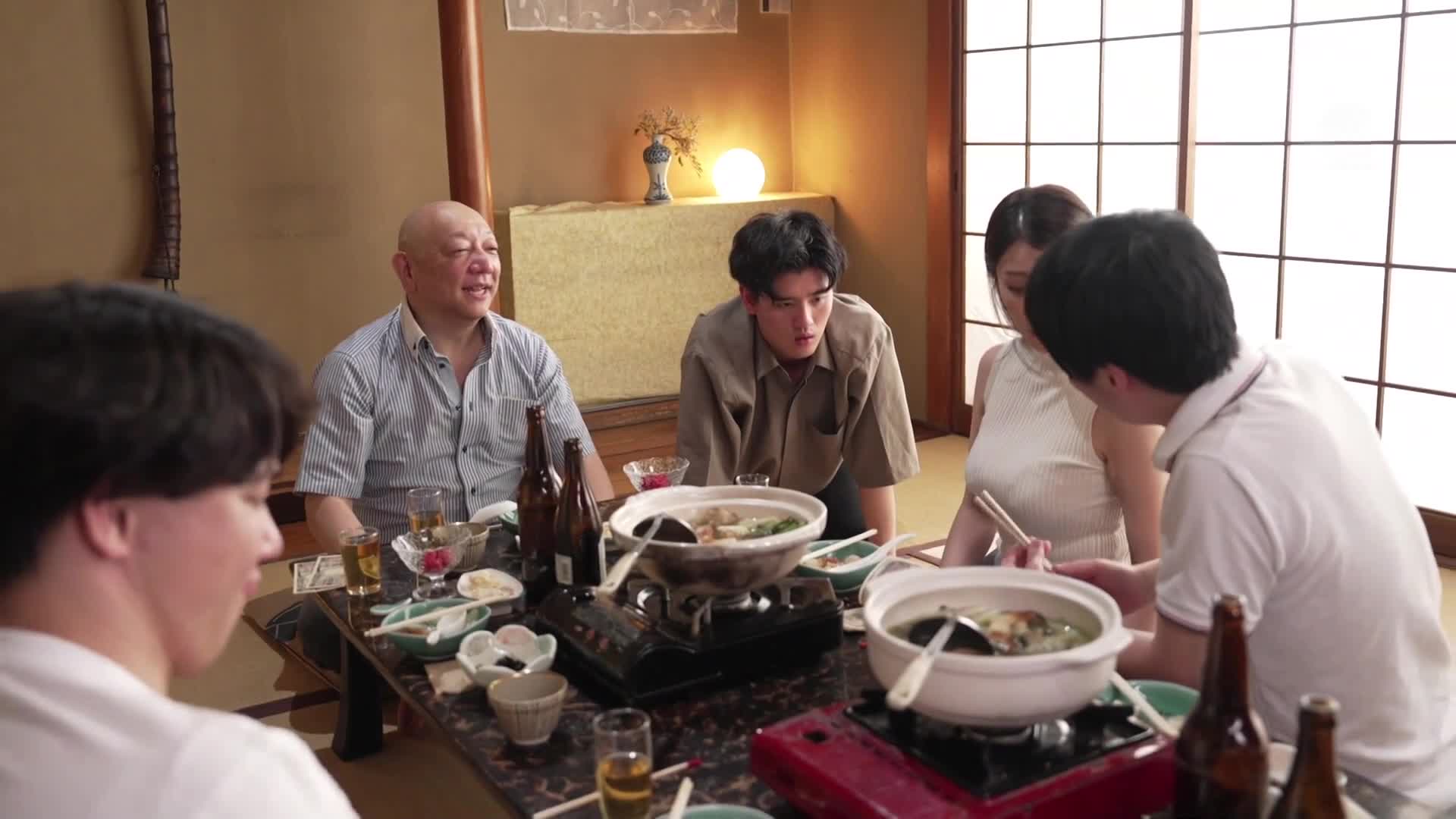 在社團旅行中...一位妻子只給了丈夫一條毛巾，讓他進入了一個聚集性愛男子的男浴室，最終被寝取的結局。橘瑪麗 - AV大平台 - 中文字幕，成人影片，AV，國產，線上看