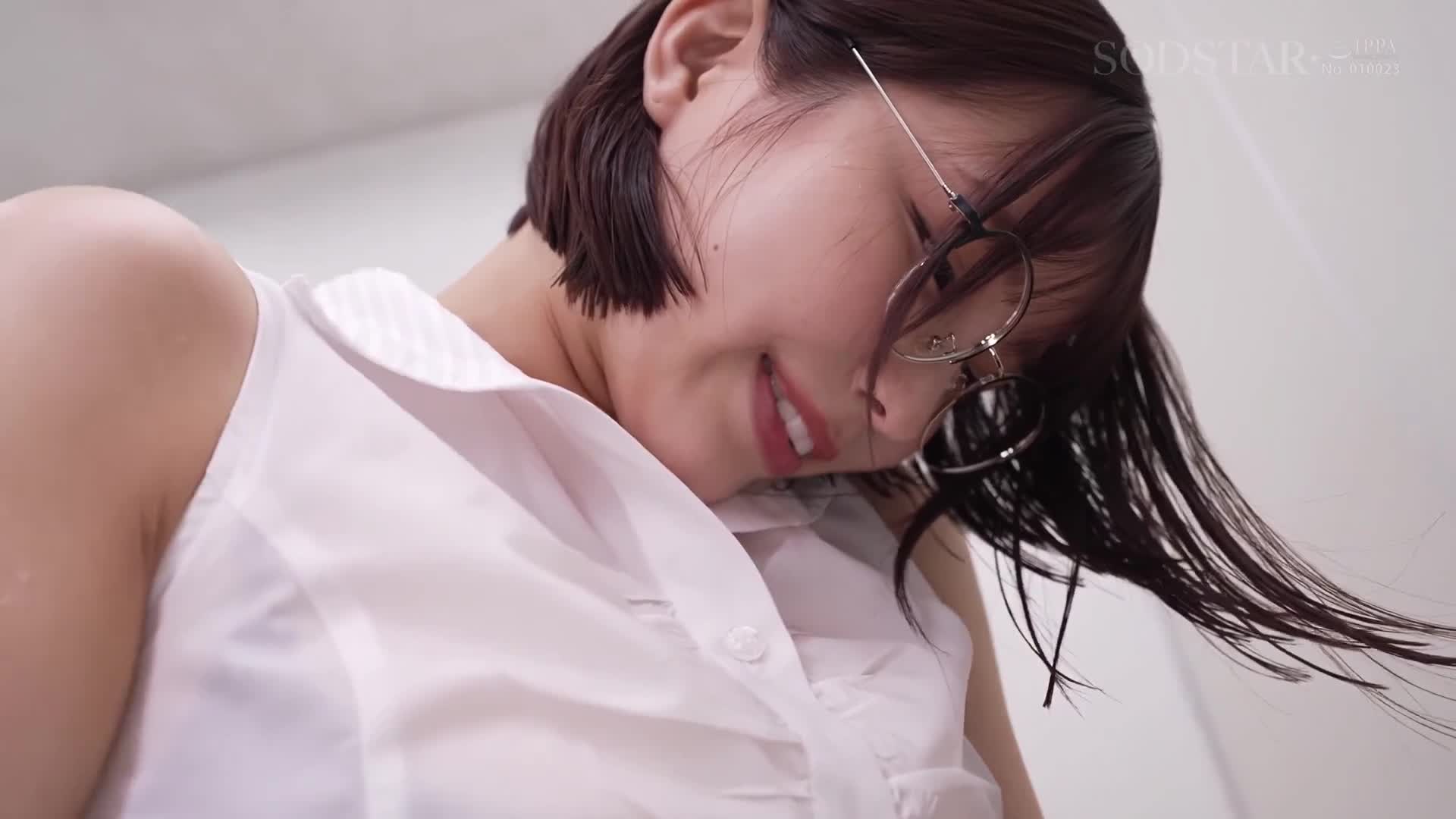 [AI解碼版]在車站經常出現的安產型甜薯OL即使下雨也不打傘就上電車，原來是一個散發出淫蕩氣息的女人。她讓男人無數次聞她濕潤的陰部透視內褲，即使不知道名字也將男人擁入懷中，射出10次的故事。唯井真尋 - AV大平台 - 中文字幕，成人影片，AV，國產，線上看