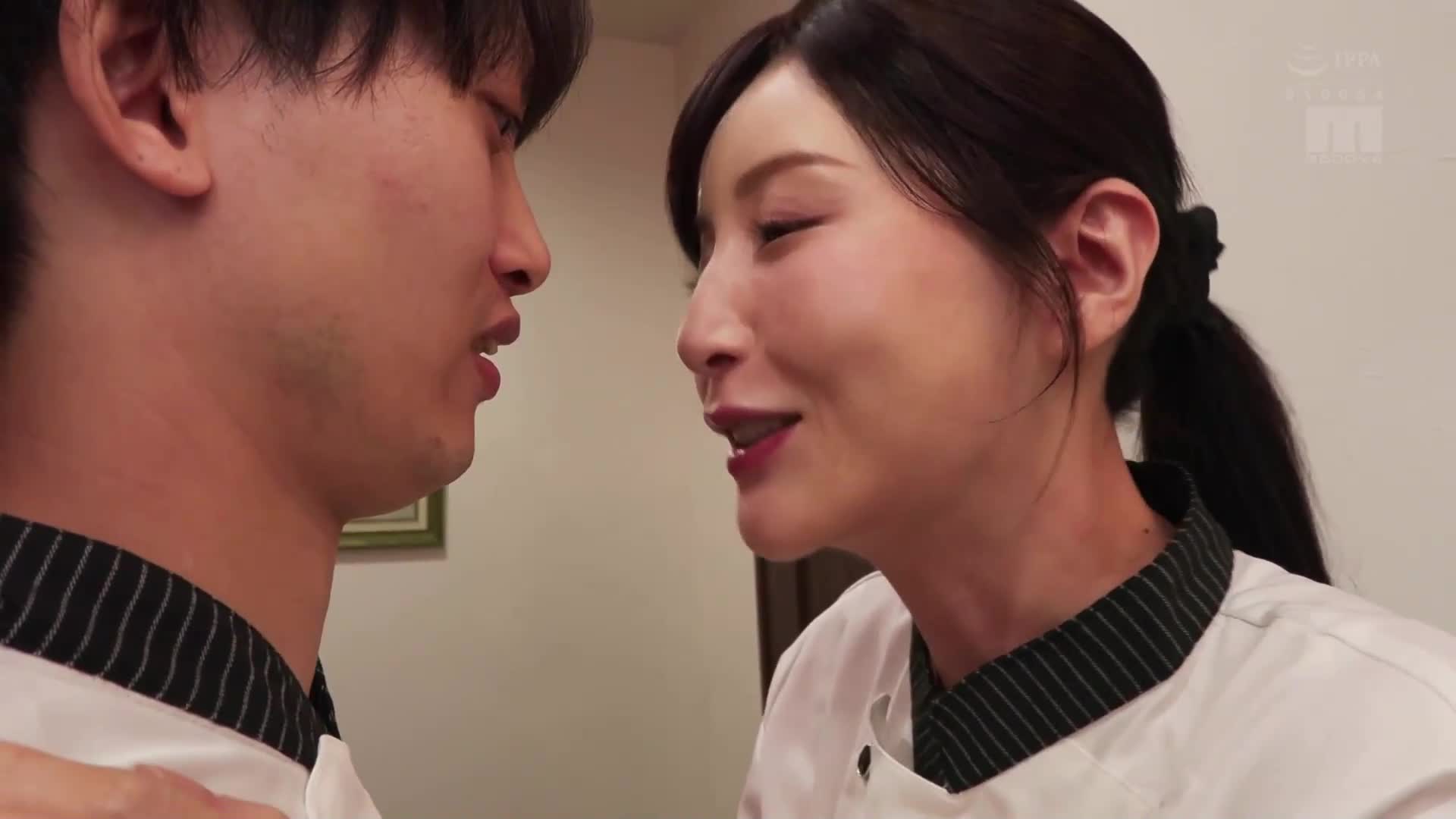 在我打工的地方，我會用甜蜜的吻教導年輕男孩，將他調教成我喜歡的樣子。佐佐木明希 - AV大平台 - 中文字幕，成人影片，AV，國產，線上看