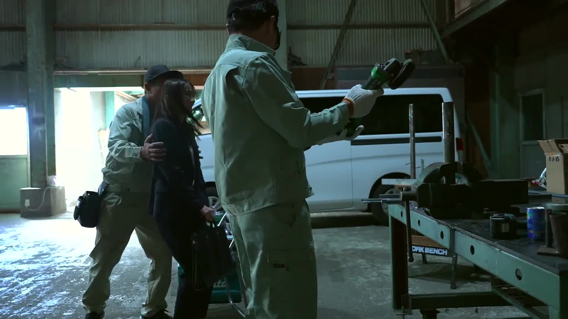蟻獅陷阱：一群獸性慾望如瘟疫般蔓延！一位職業婦女身處男性主導的領地，卻無處可逃，只能任由汗流浹背的男工們玩弄自己——醫療保健銷售員A的故事 - AV大平台 - 中文字幕，成人影片，AV，國產，線上看