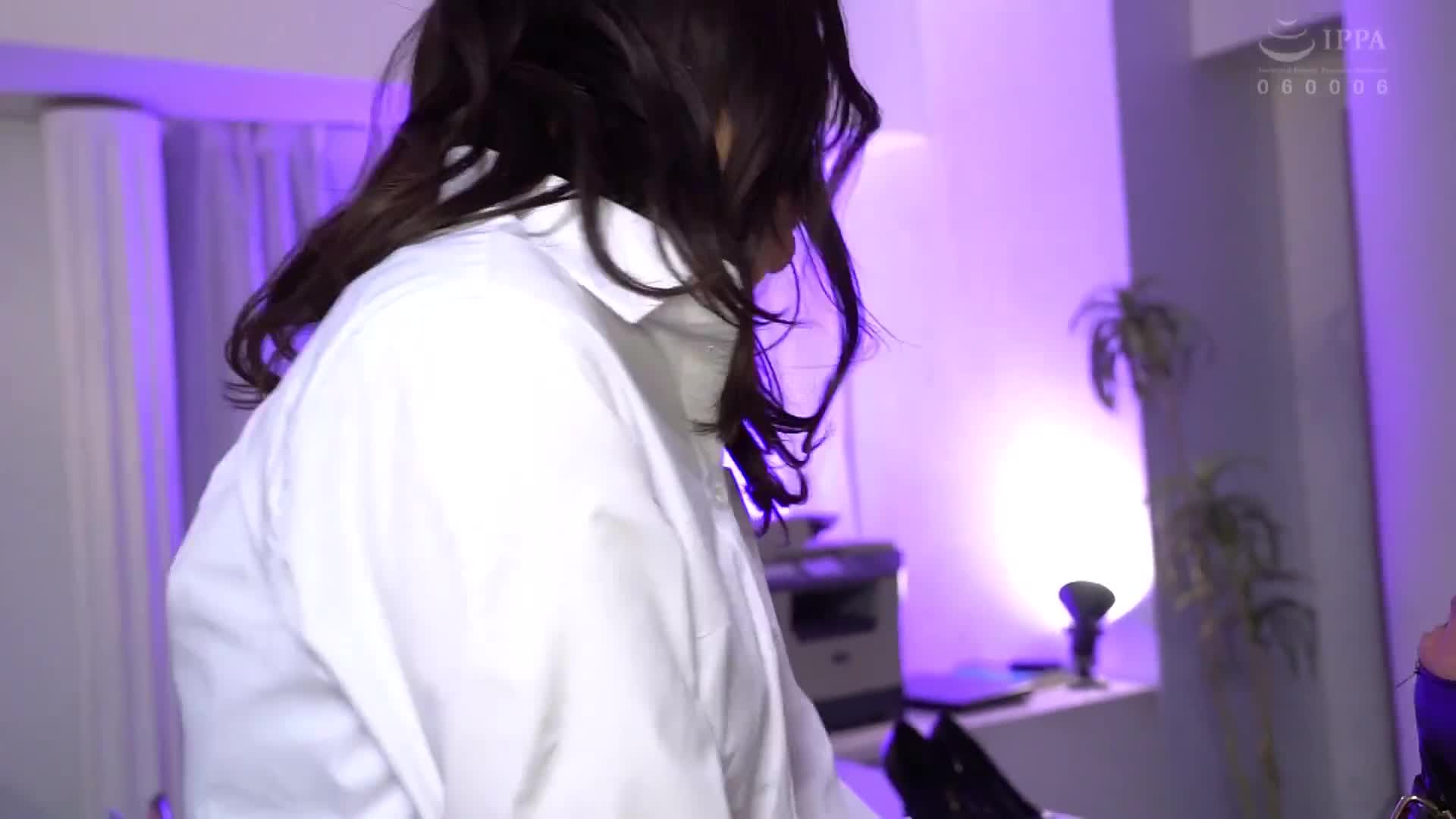 一個受虐狂被蕩婦戲弄和玩弄，蕩婦讓他爽到神魂顛倒，卻永遠不讓他射精，這是一種令人滿足的受虐快感折磨 - AV大平台 - 中文字幕，成人影片，AV，國產，線上看