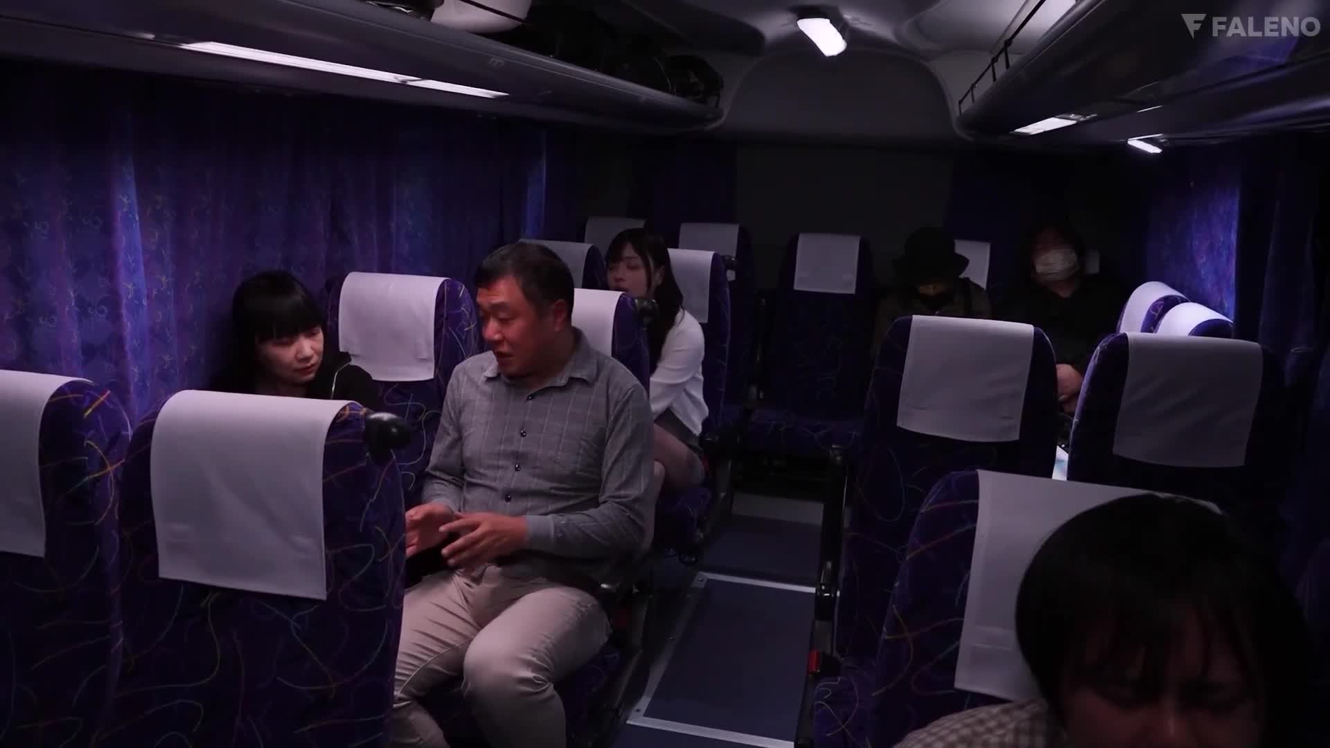 在夜間睡眠的巴士上發生了一場暗中引誘軟弱男子的驚險騎乘位之夜… 篠宮留衣 - AV大平台 - 中文字幕，成人影片，AV，國產，線上看