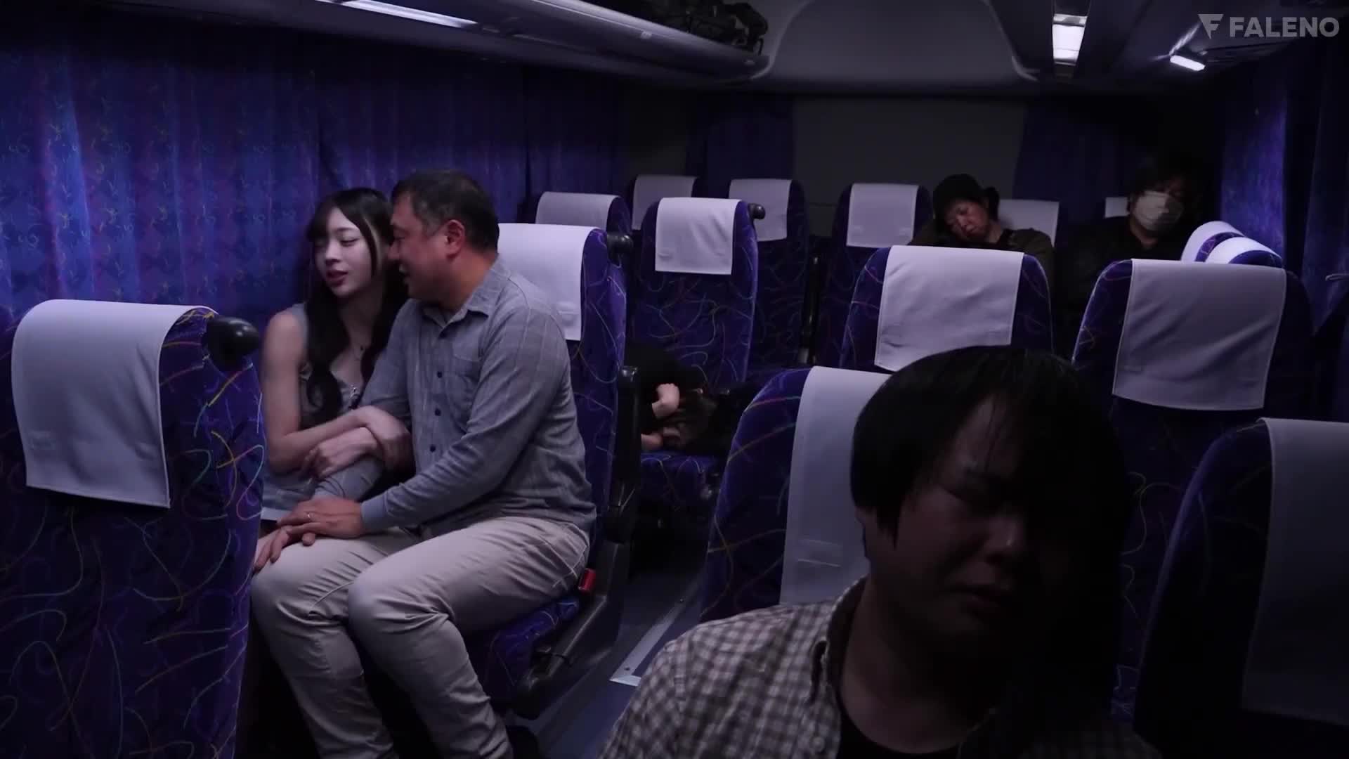 在夜間睡眠的巴士上發生了一場暗中引誘軟弱男子的驚險騎乘位之夜… 篠宮留衣 - AV大平台 - 中文字幕，成人影片，AV，國產，線上看