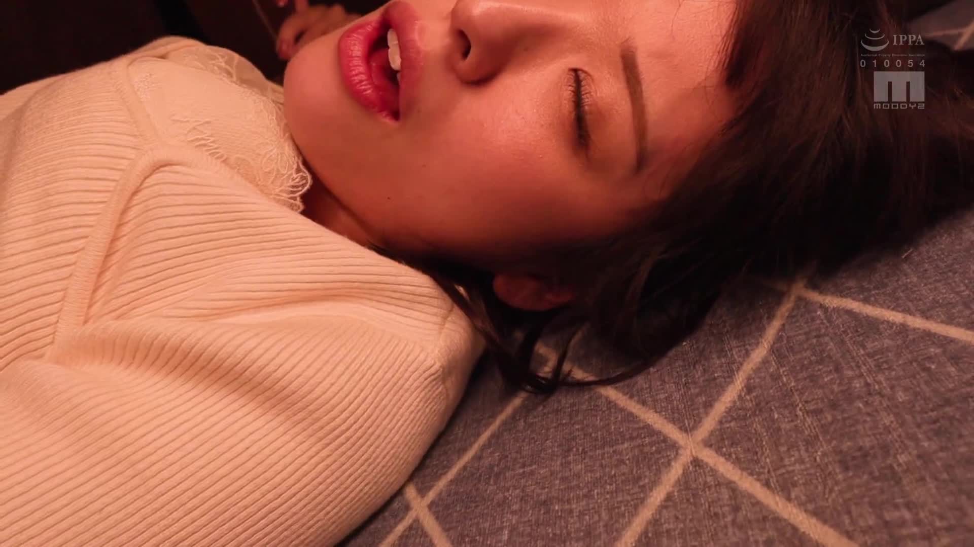 身為有未婚夫的人，卻被隔壁的正月父親在被爐裡用強力催情指攻擊，最後無法發出聲音就在家中被摧毀。 绫瀬瑪麗亞 - AV大平台 - 中文字幕，成人影片，AV，國產，線上看