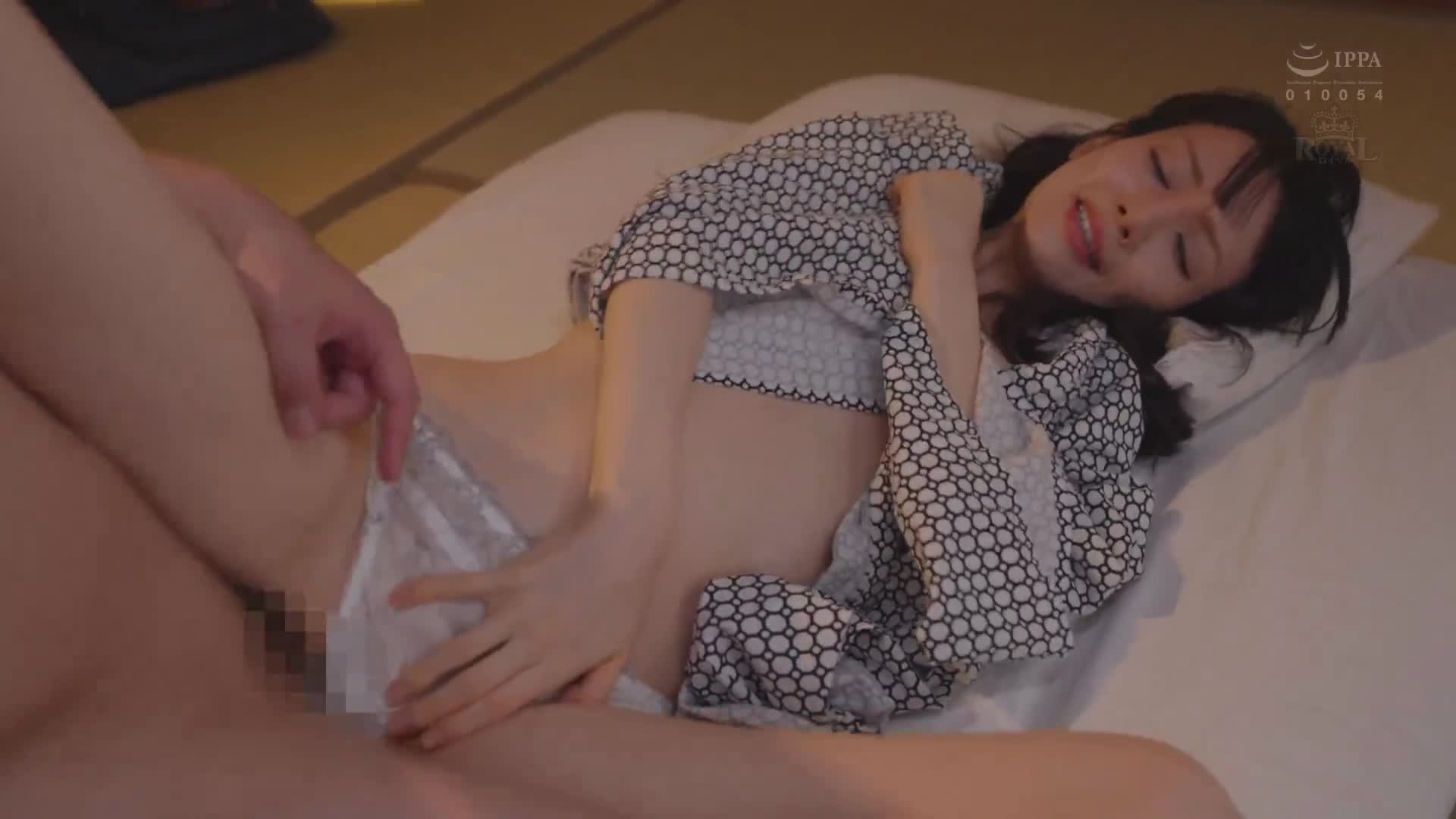 當我起床時，在房間裡看到浴衣敞開的後輩女員工！雖然她總是嘴硬生氣，但現在卻撒嬌來求守... 石田佳蓮 - AV大平台 - 中文字幕，成人影片，AV，國產，線上看