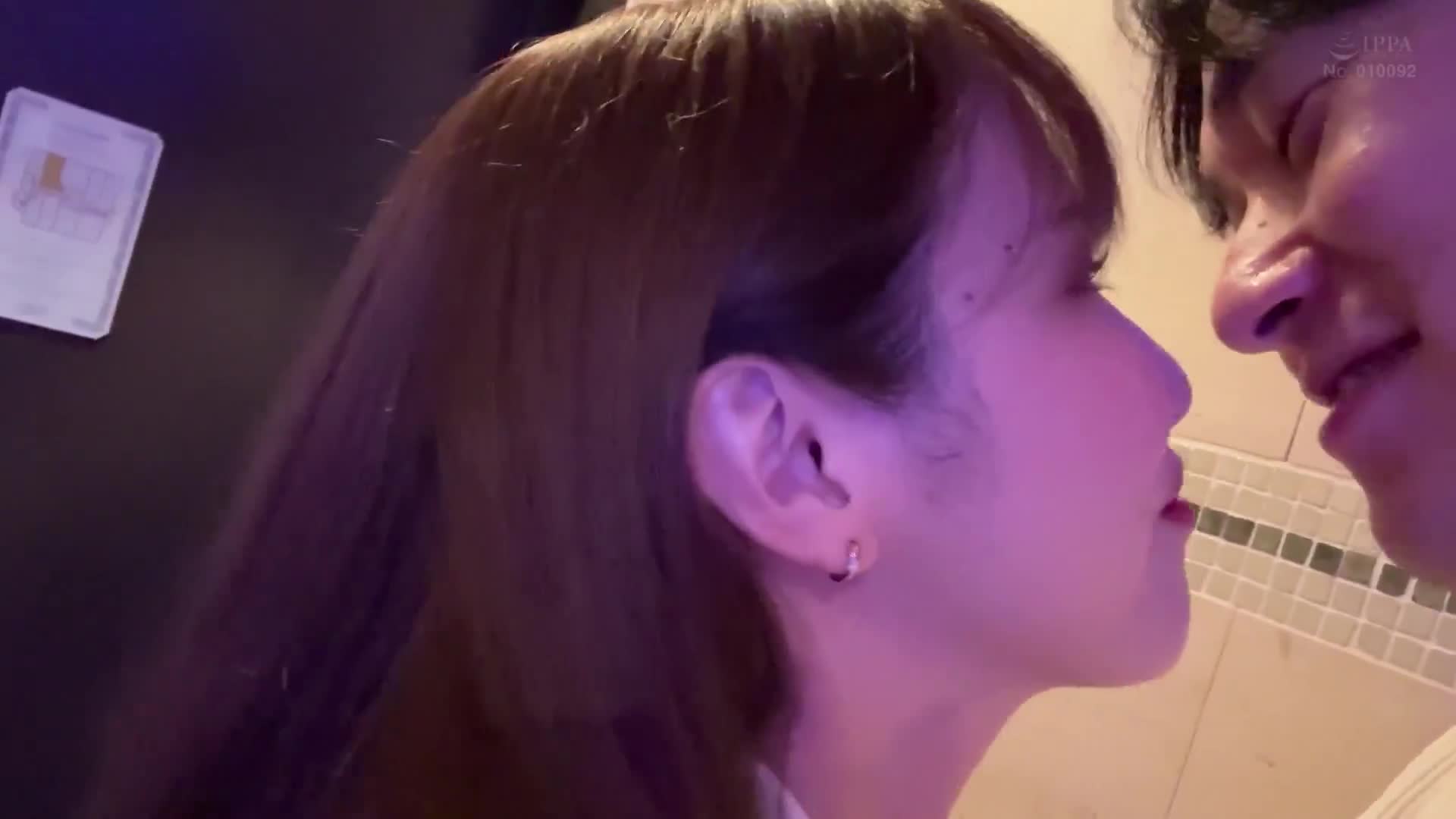 不想在家潮吹，想在情侶旅館盡情潮吹！人妻情娃友田彩也香，夜晚至早晨的一泊兩日甜蜜不倫約會 - AV大平台 - 中文字幕，成人影片，AV，國產，線上看
