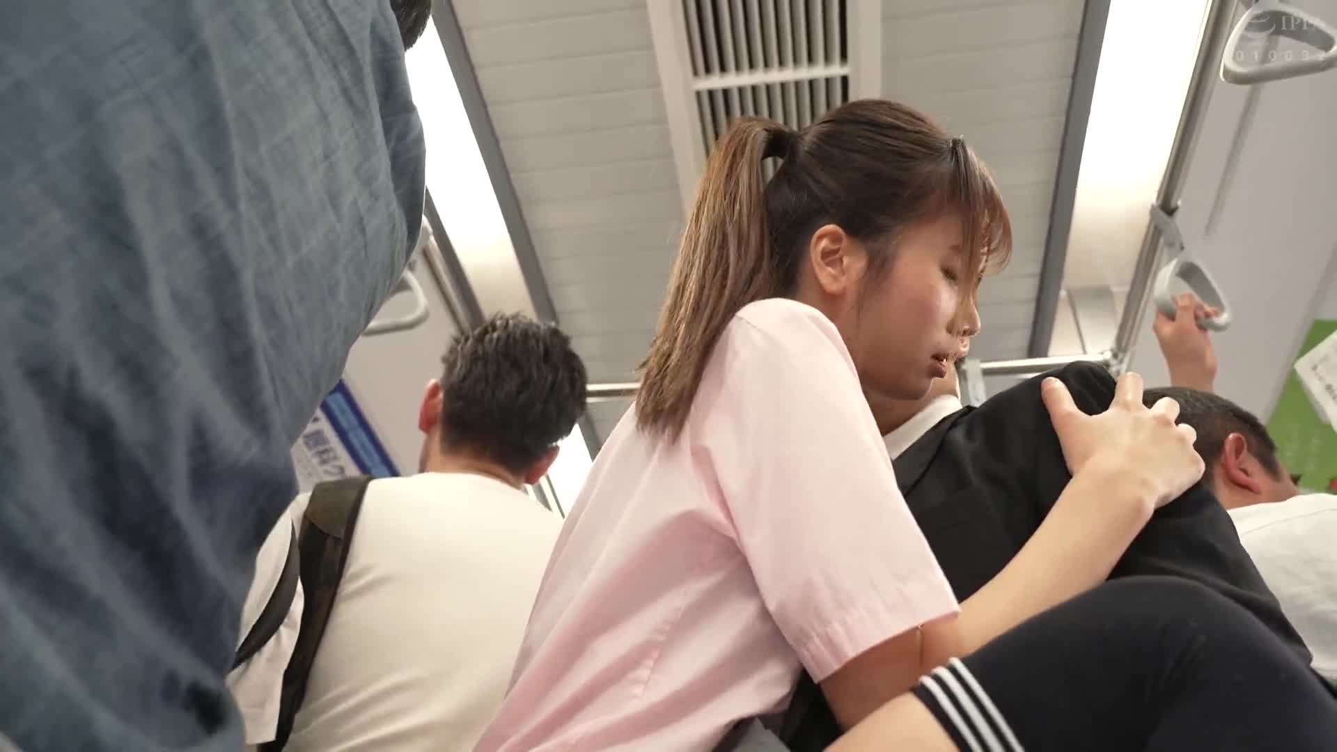 【多功能2螢幕】坐火車時感受到觸摸的臀部和當時的表情，還能聽到內心的聲音！『咦，真的假的？？手指進來了...不要...但是摸得很熟練...（※內心的聲音）』『為什麼要在那停下來！差點就要高潮了...（※內心的聲音）』聽到痴漢受害女性的內心聲音... - AV大平台 - 中文字幕，成人影片，AV，國產，線上看