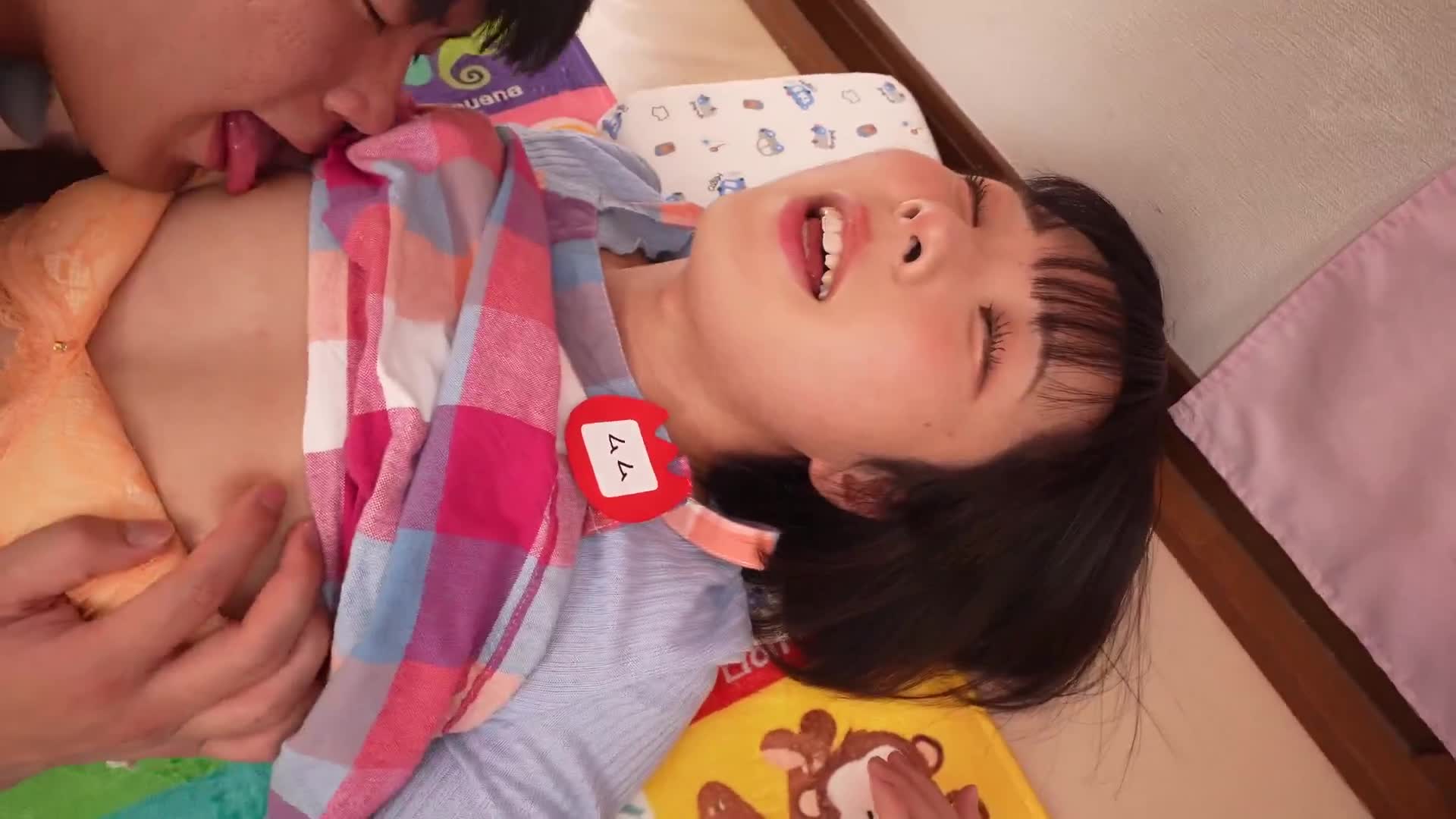 女扮男裝的托兒所工作人員近藤姆姆用甜美、嬰兒般的污言穢語安撫疲憊的父母，讓他們吮吸她完全勃起的陰莖和陰蒂，並用她噴湧而出的精液治愈他們。 - AV大平台 - 中文字幕，成人影片，AV，國產，線上看